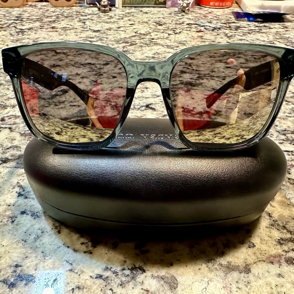 Blue crystal acetate frame & mirrored gray lenses
UV400 protection
Comes w/Case